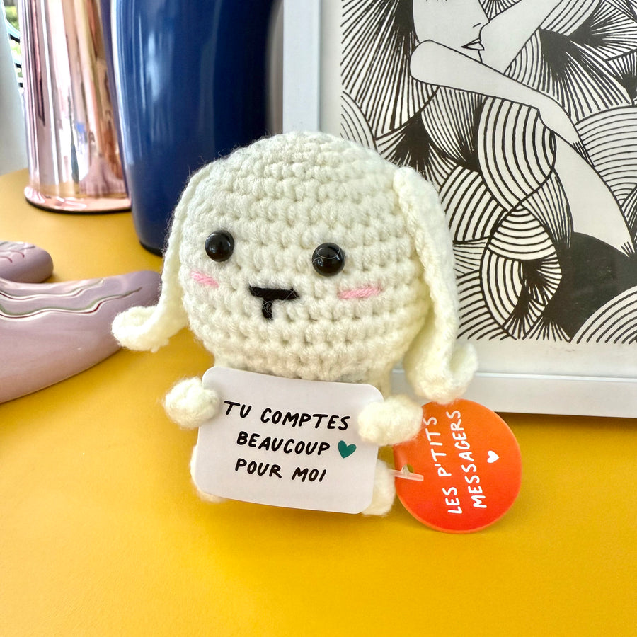 Lapin en crochet avec longues oreilles douces et regard attendrissant.