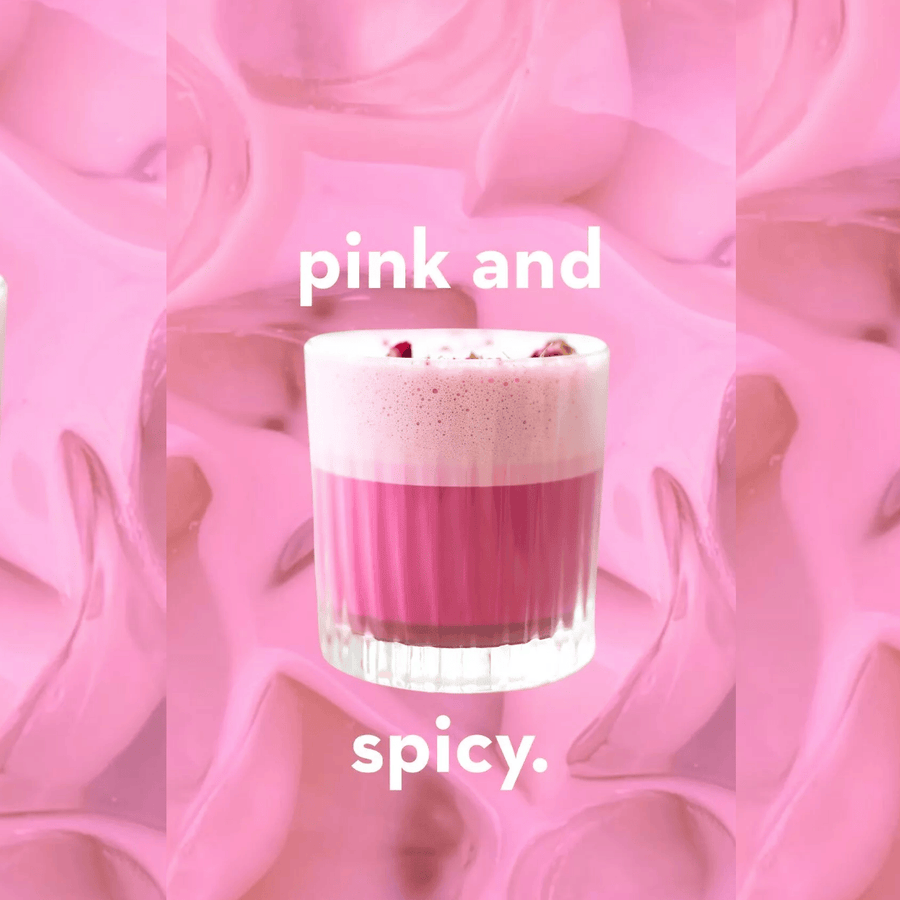 Boisson Pink Chaï latte avec une mousse crémeuse et épicée.