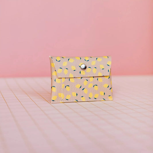 Porte-monnaie décoré de citrons sur fond blanc