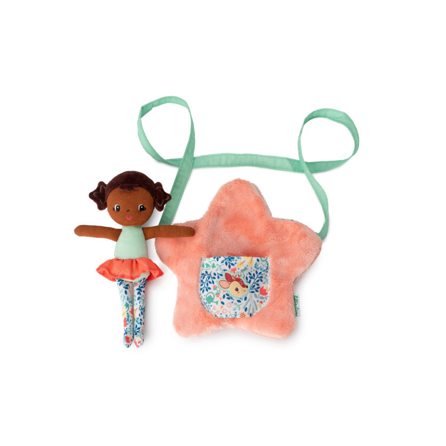 Poupée Anna avec sac étoile, vue de face sur fond clair.