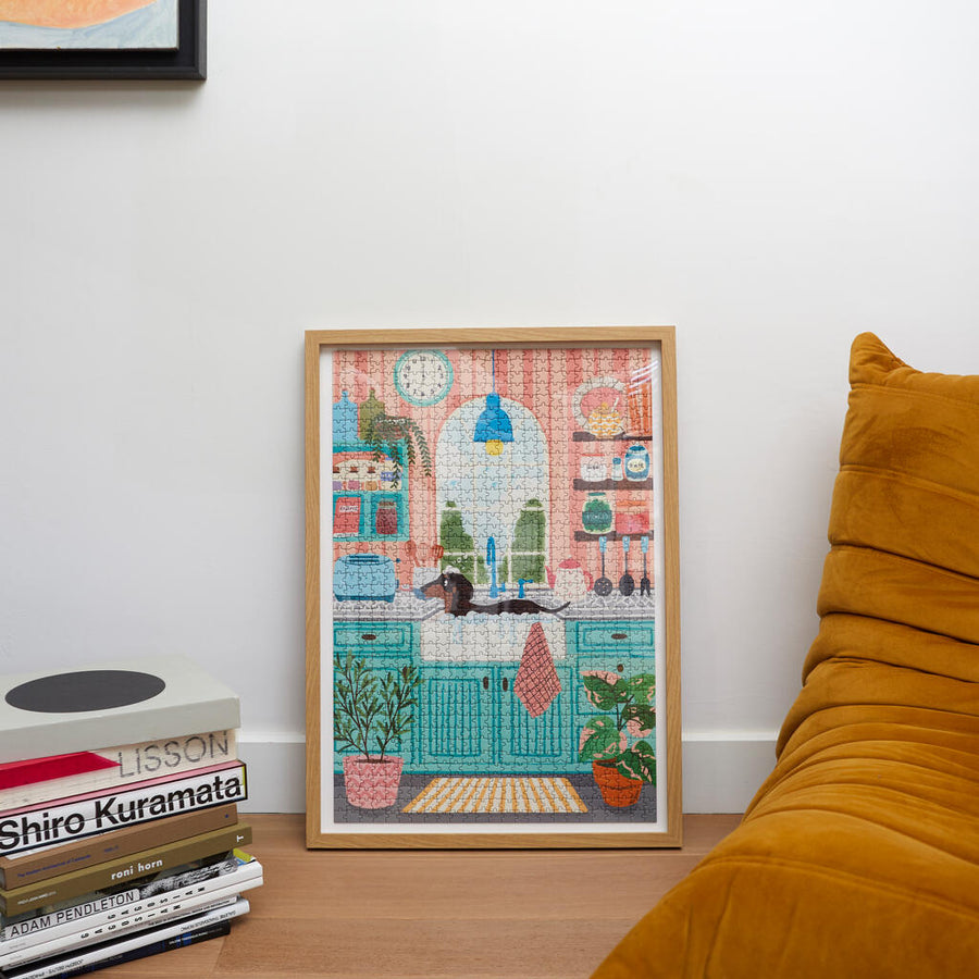 Puzzle représentant un teckel dans un bain moussant coloré.