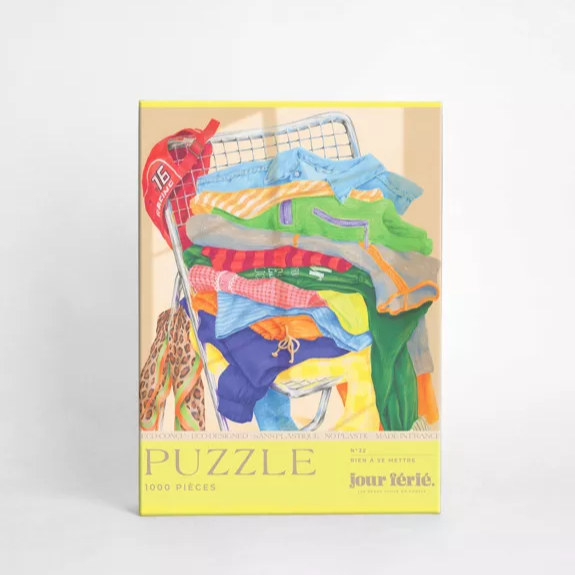 Puzzle coloré avec des vêtements en désordre sur fond clair.