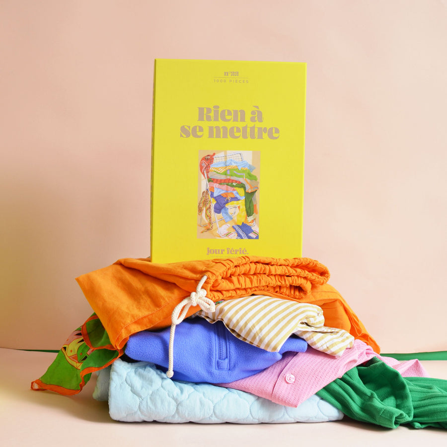 Puzzle coloré avec des vêtements en désordre sur une chaise