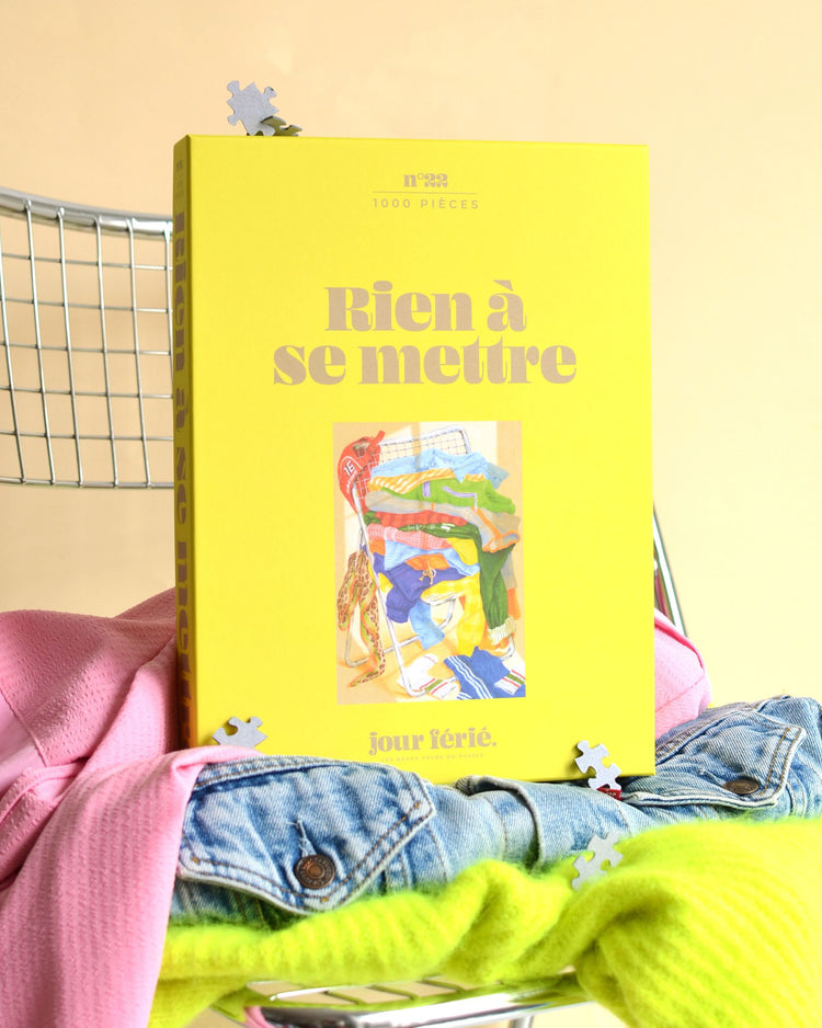 Puzzle coloré avec des vêtements en désordre sur une chaise