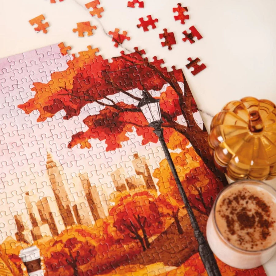 Puzzle d’automne en cours, avec un lampadaire sous des feuillages rouges et oran