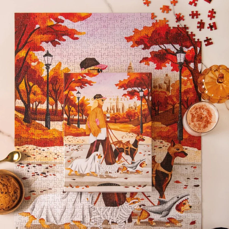 Puzzle d’automne assemblé, avec une promenade parmi les arbres aux feuilles rous