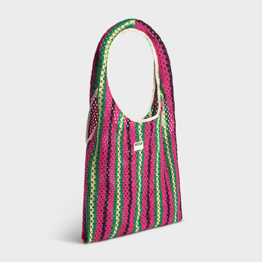 Sac en crochet estival avec motif coloré et anses en corde.