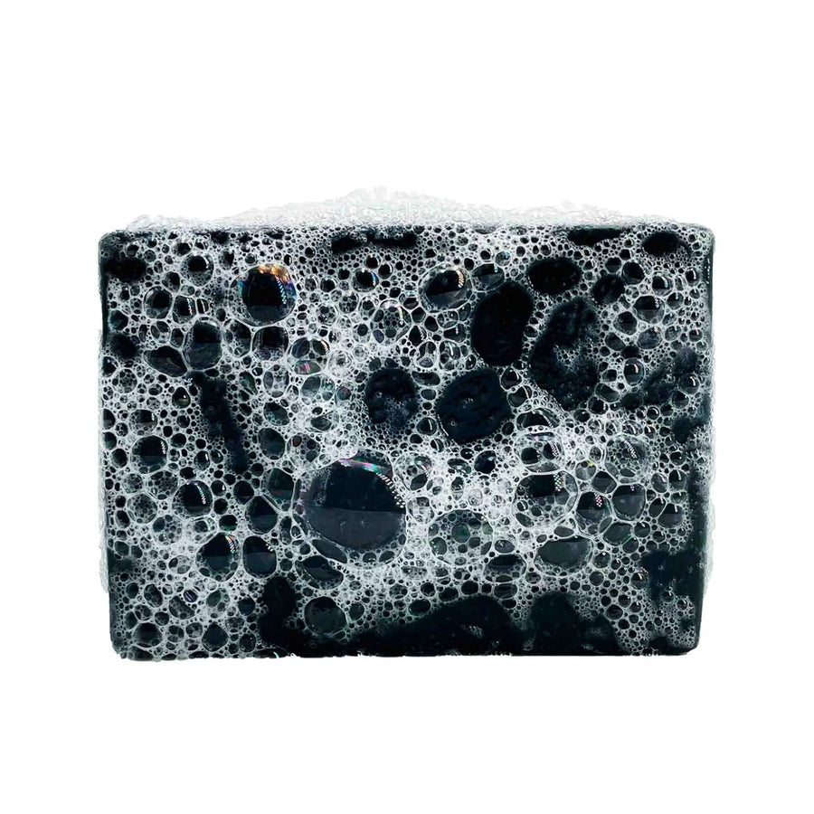 Savon au Cèdre Bio avec texture rugueuse et aspect naturel