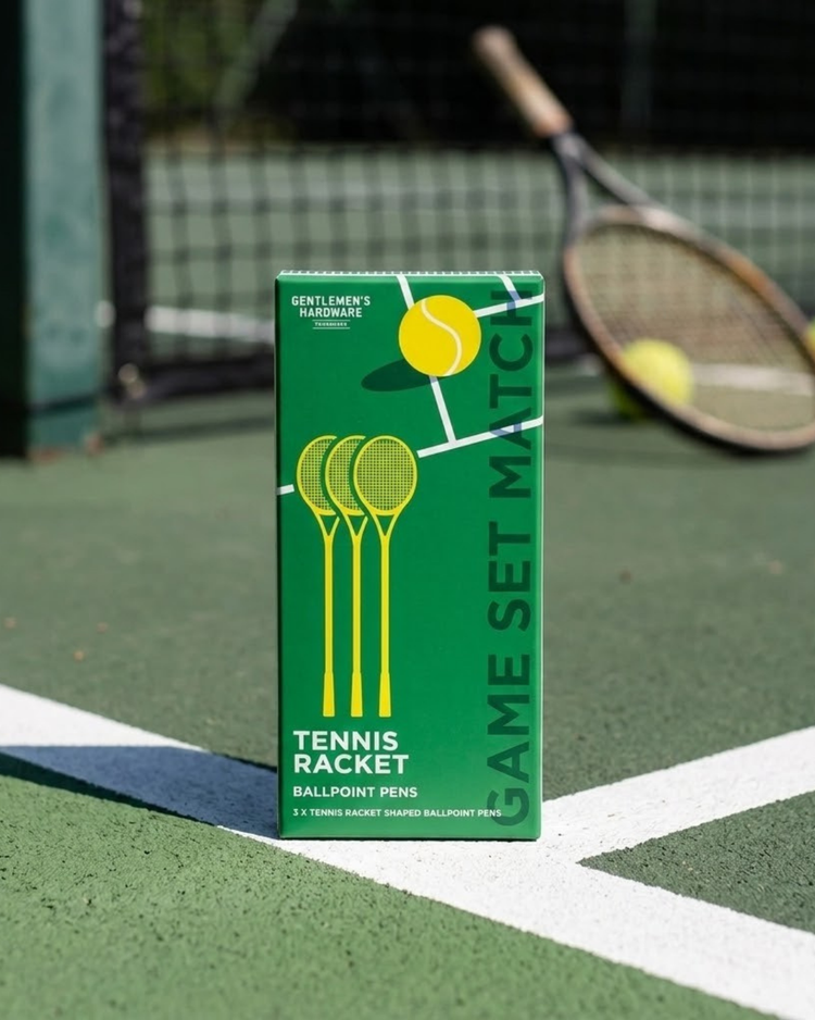 Trois stylos en forme de raquette de tennis sur fond clair
