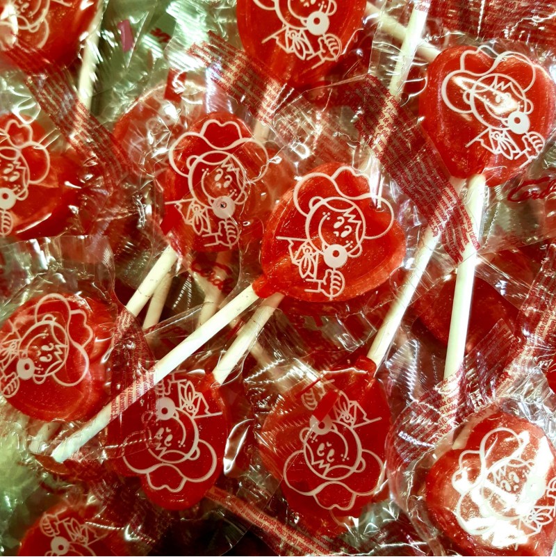 Sucettes en forme de cœur, vue de dessus avec détails colorés.