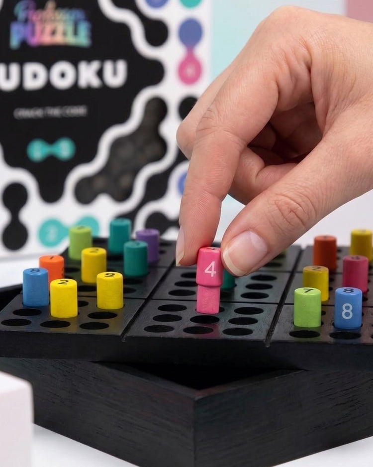 Sudoku graphique en bois avec motifs colorés sur les cases