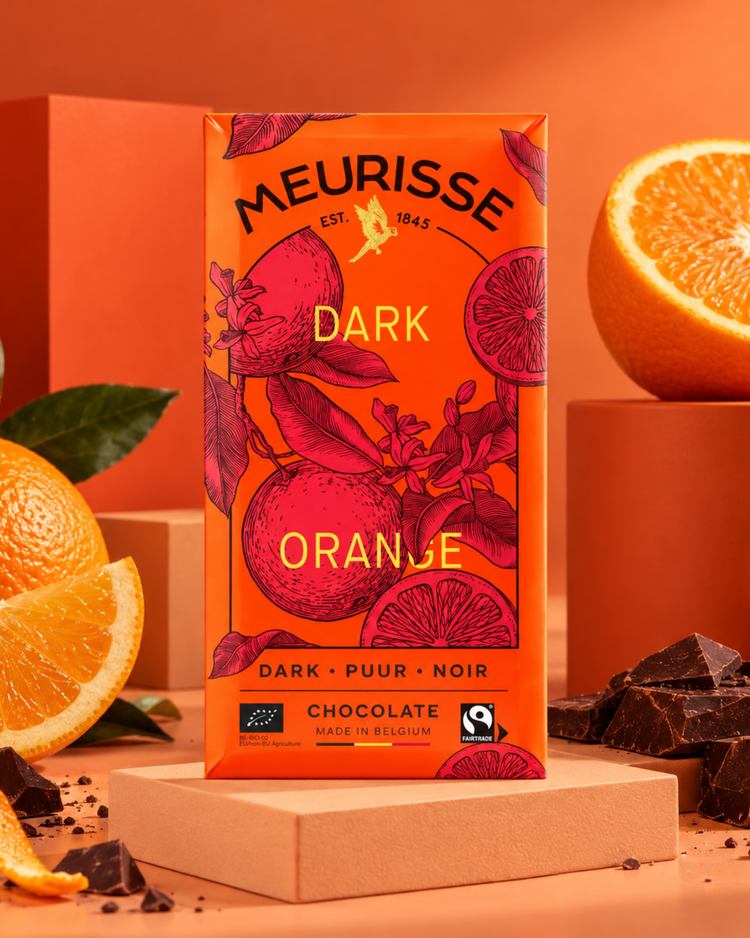 Tablette de chocolat noir avec éclats d'orange en gros plan