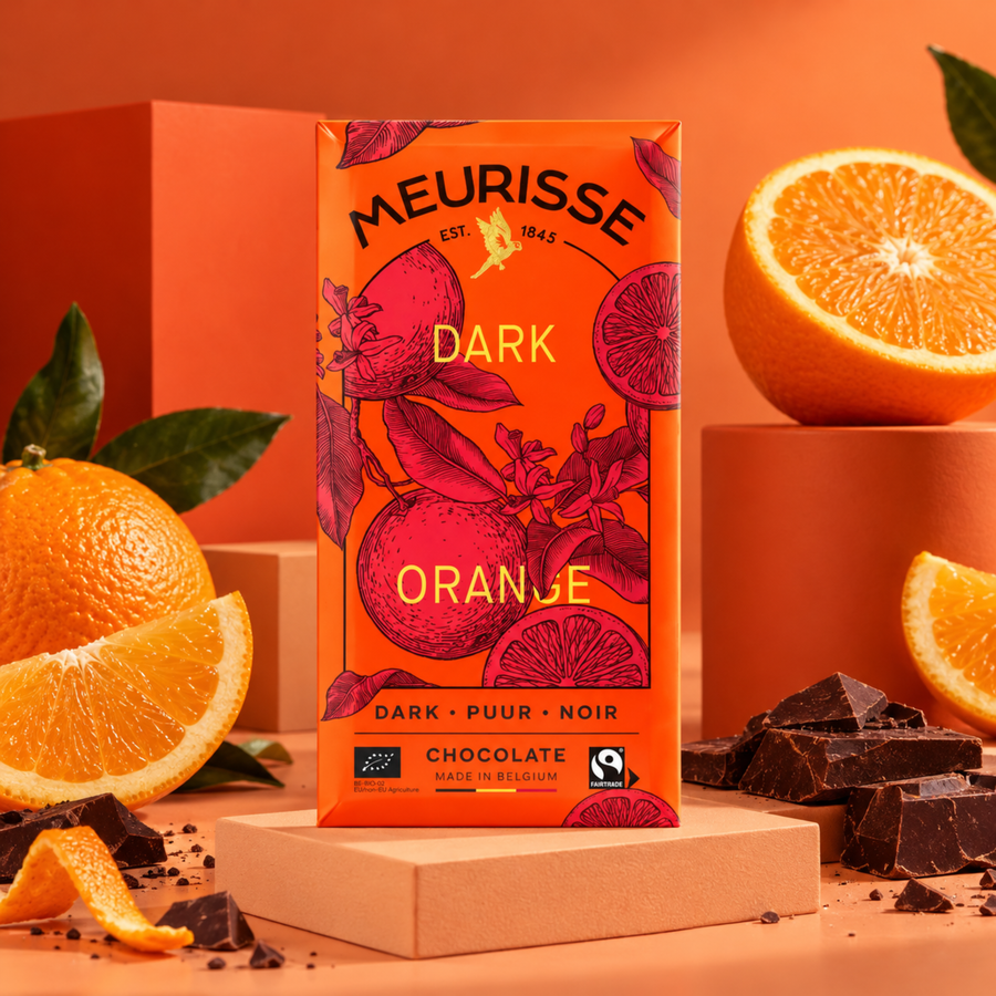 Tablette de chocolat noir avec éclats d'orange en gros plan