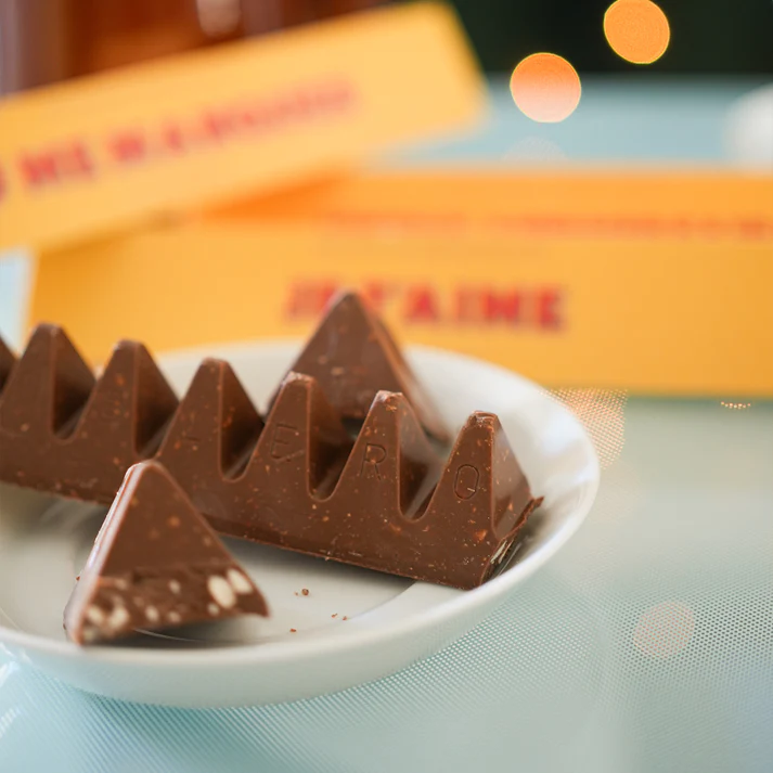 Toblerone avec inscription 'Je t'aime' sur un fond neutre