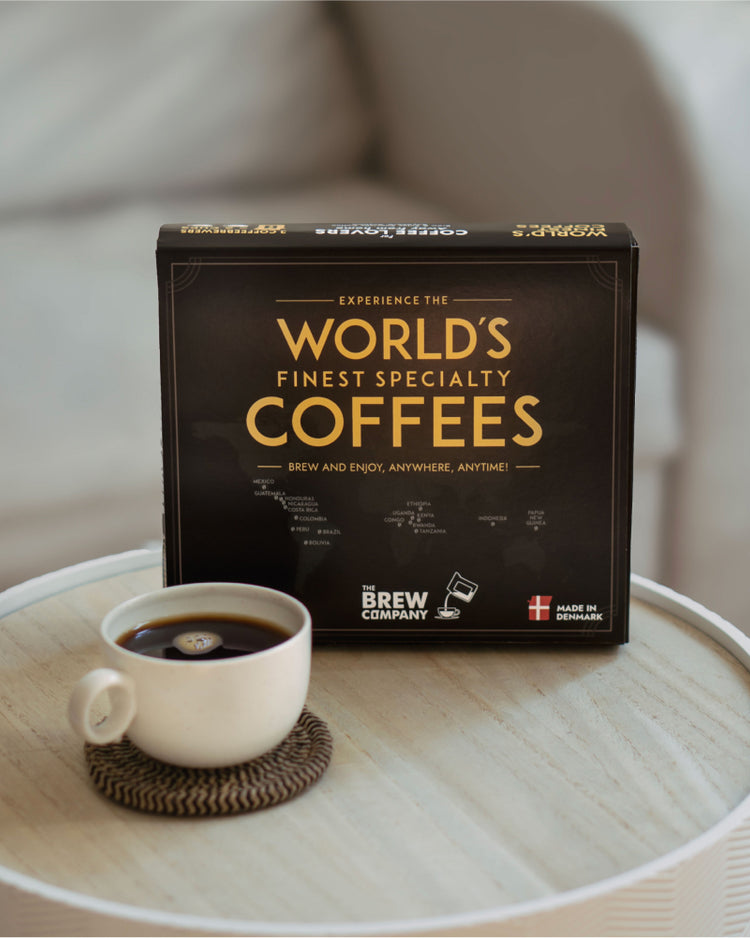 Coffret de café avec trois sachets individuels en vue aérienne.