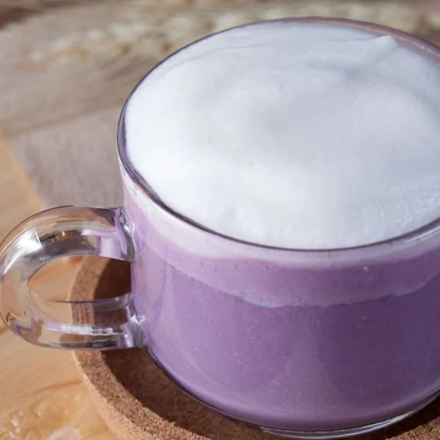 Poudre d'Ube premium en sachet, texture fine et couleur vibrante.