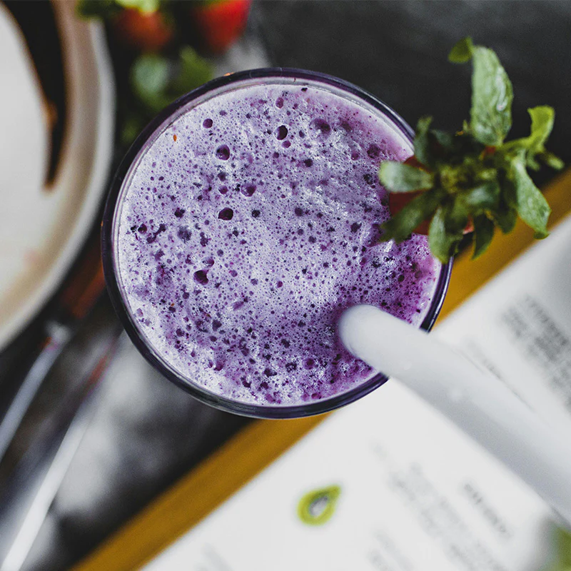 Poudre d'Ube premium en sachet, texture fine et couleur violette.