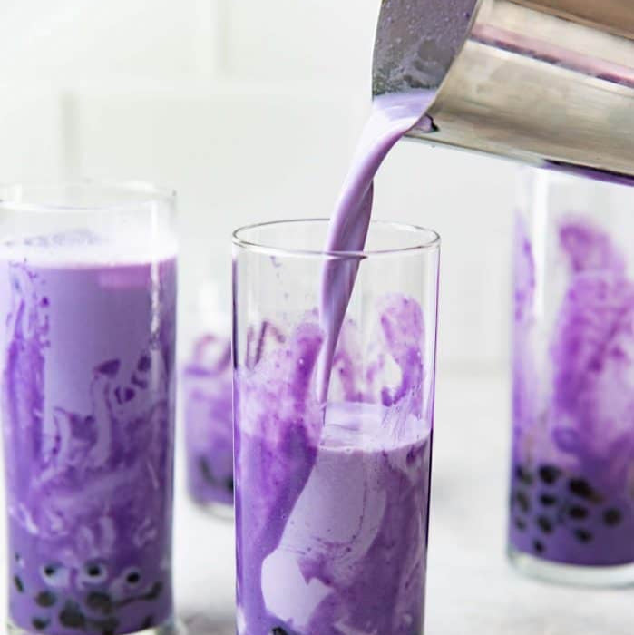 Poudre d'Ube premium en sachet, texture fine et couleur vibrante.