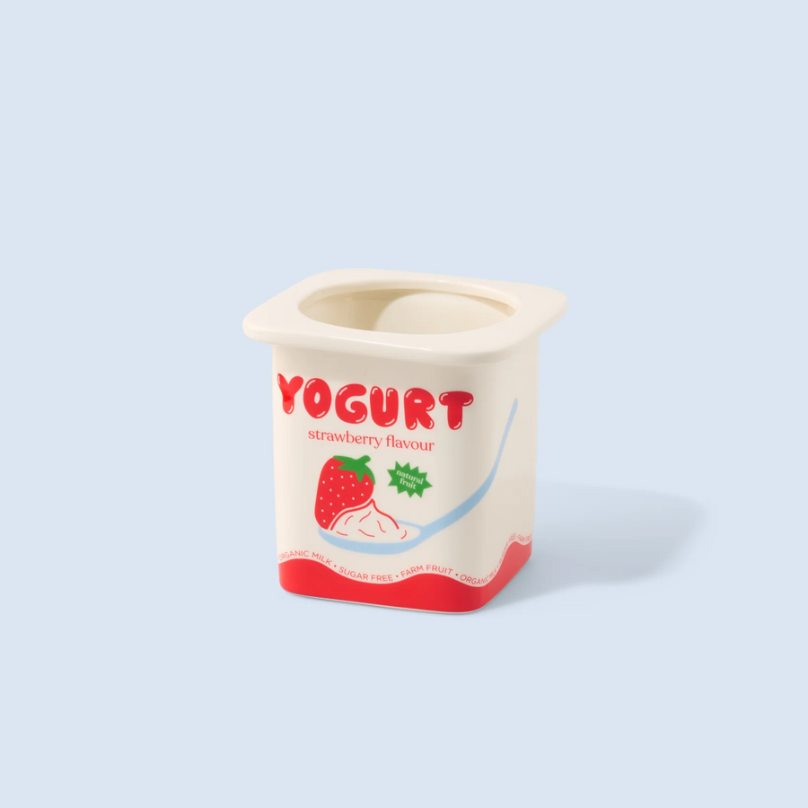 Vase en forme de yaourt avec motif fraise sur le verre.