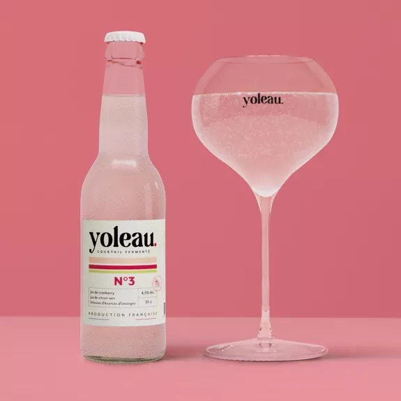 Bouteille de Yoleau avec étiquette rouge et design élégant