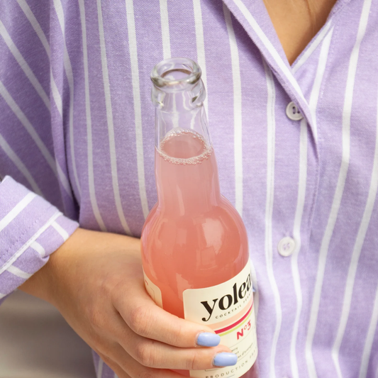 Bouteille de Yoleau avec étiquette cranberry et bouchon doré