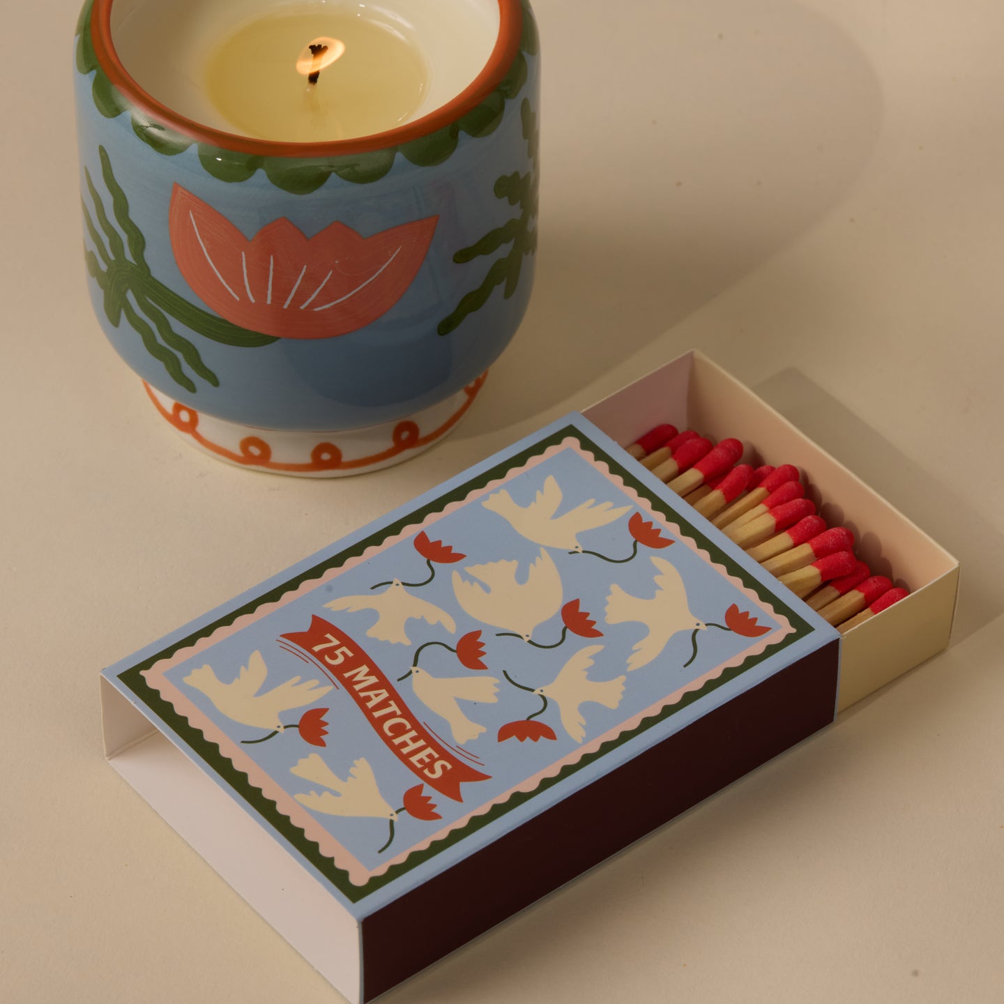 Bougie avec fleur de cactus peinte à la main, vue de côté