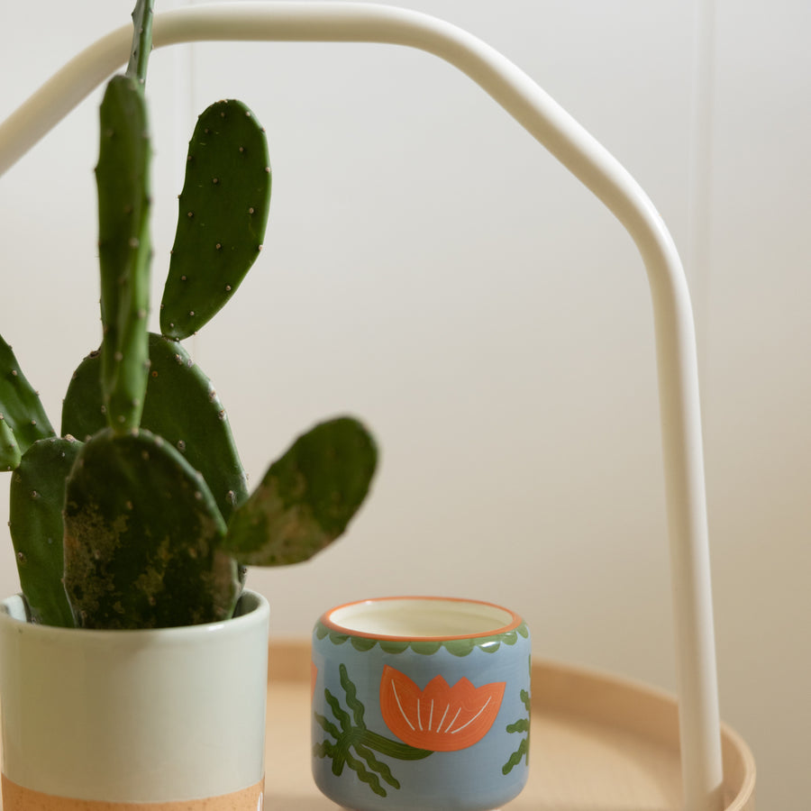 Bougie avec fleur de cactus peinte à la main, vue de côté