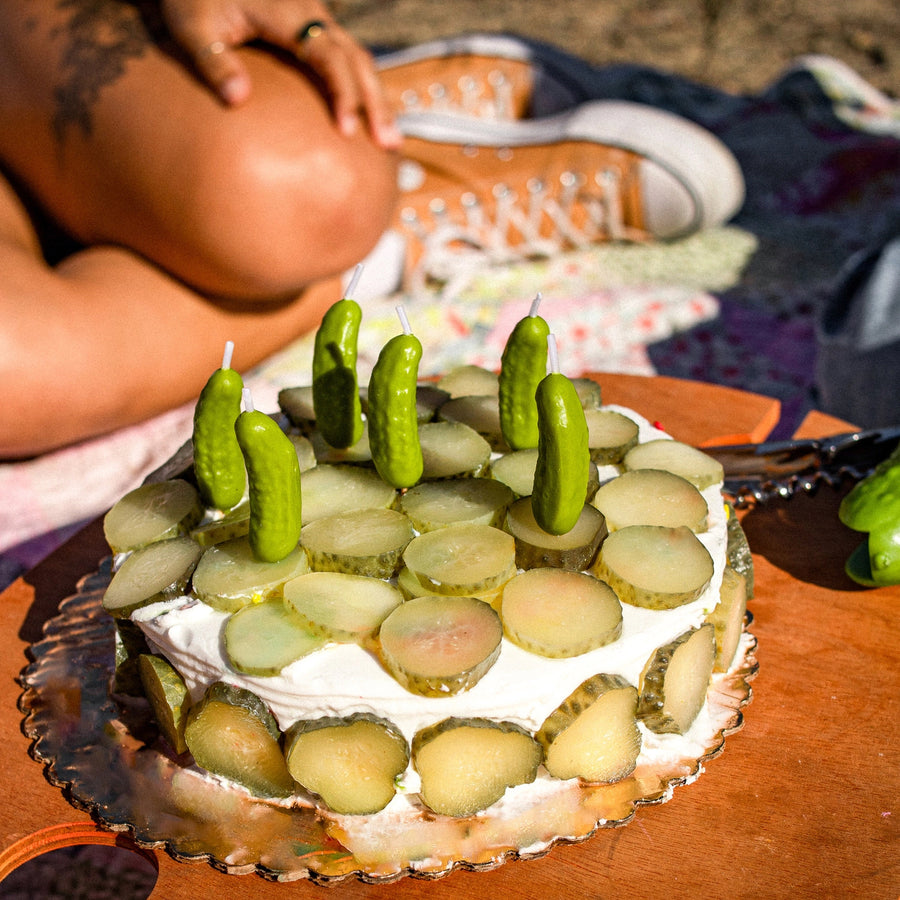 Bougies d'anniversaire en forme de cornichons sur un gâteau