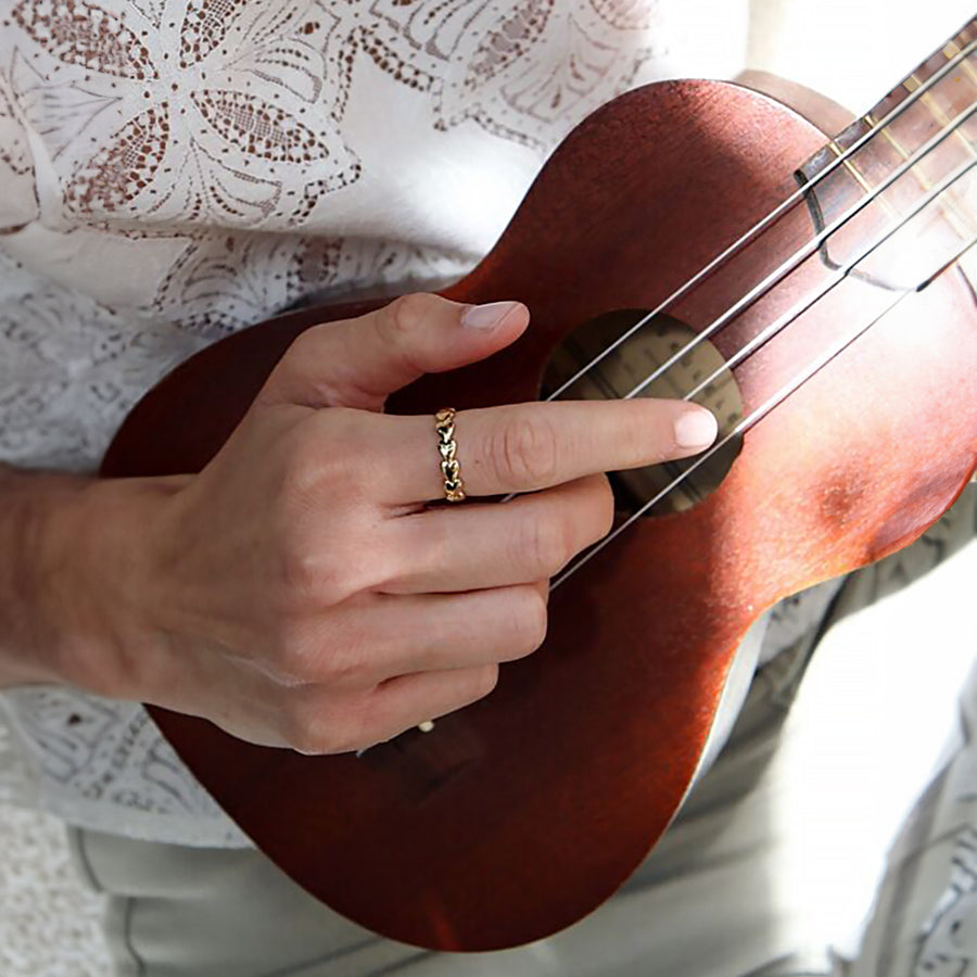 Bague Enola en plaqué or avec motifs de coeurs délicats