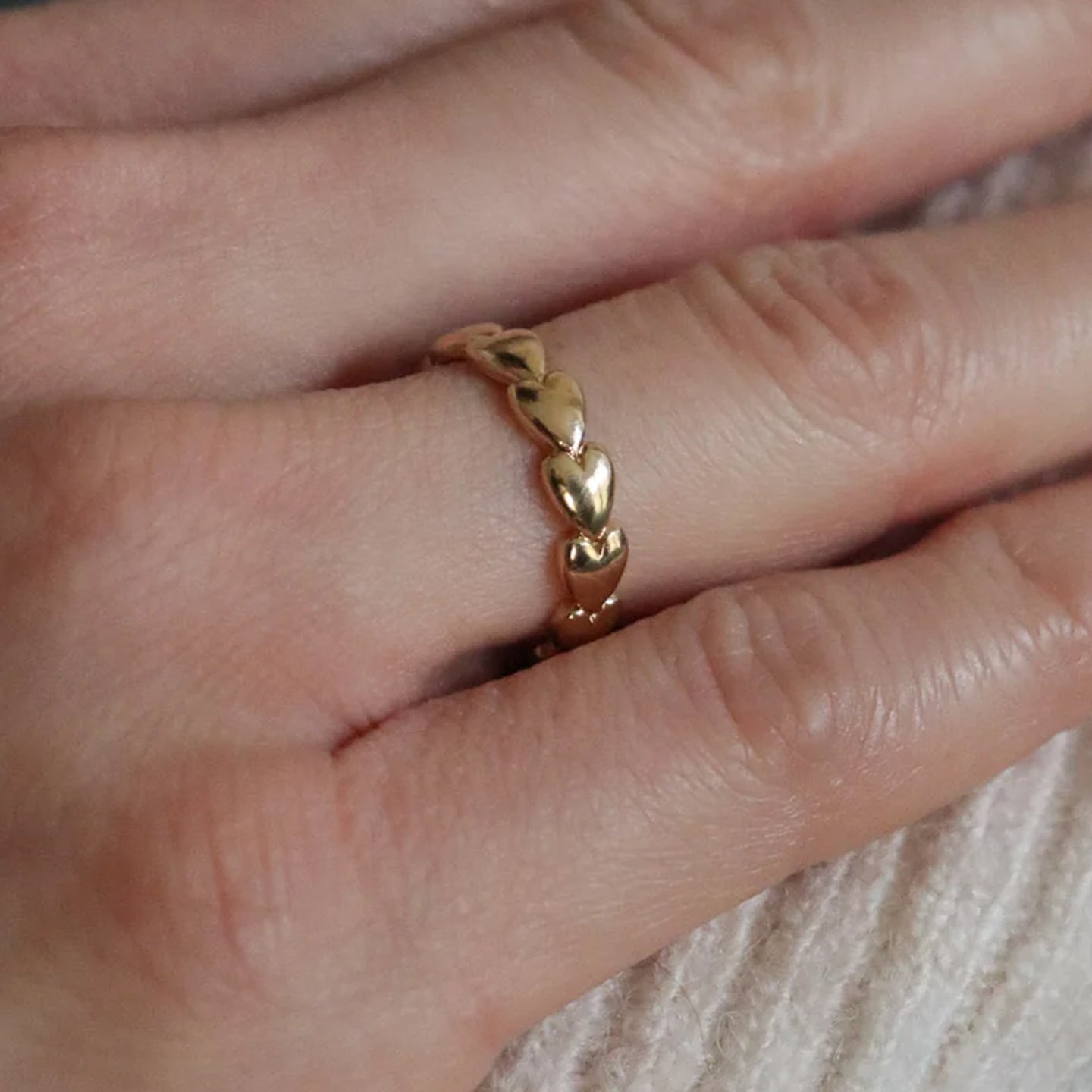 Bague Enola en plaqué or avec motifs de coeurs délicats