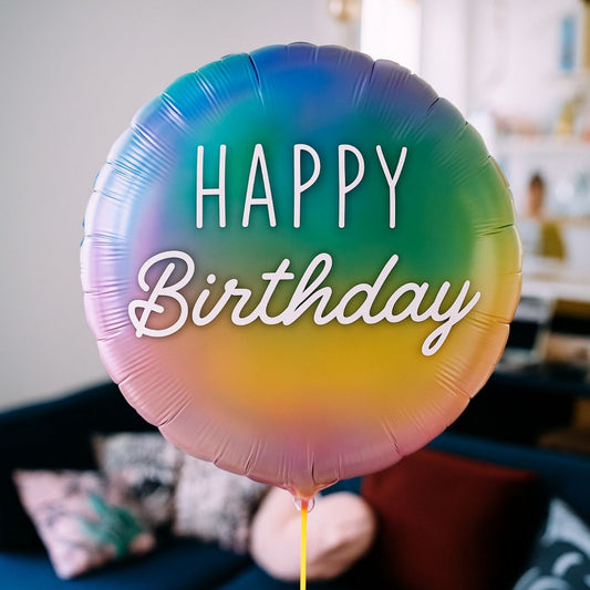 Ballon pastel avec inscription 'Happy Birthday' en gros plan.