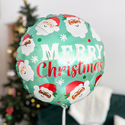 Ballon décoré de Pères Noël sur fond festif.