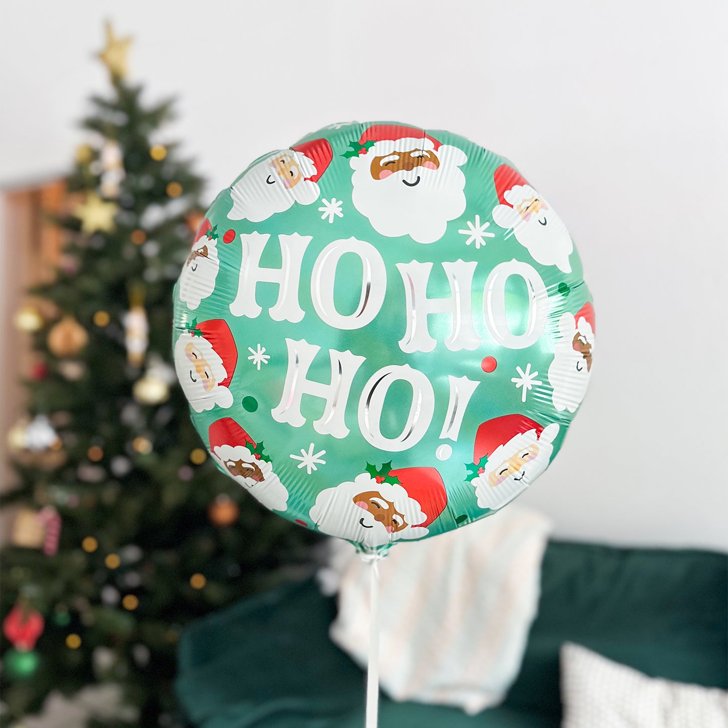 Ballon décoré de Pères Noël sur fond festif