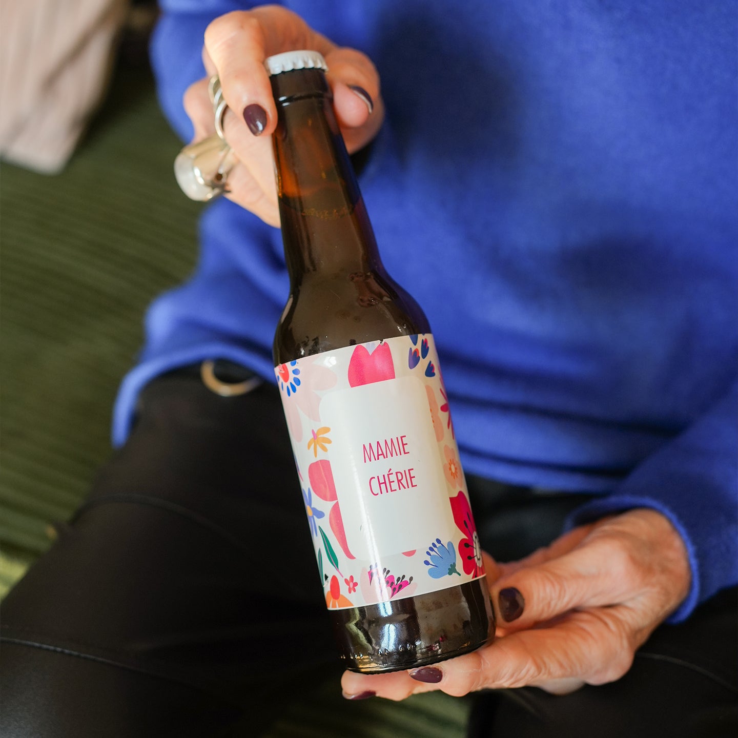 Bière Mamie Chérie avec étiquette colorée et mousse généreuse
