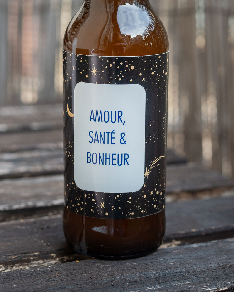 Bière Amour, Santé & Bonheur avec étiquette colorée et design élégant.