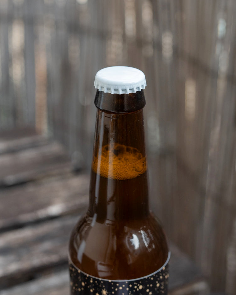 Bière Amour, Santé & Bonheur avec étiquette colorée et design élégant.
