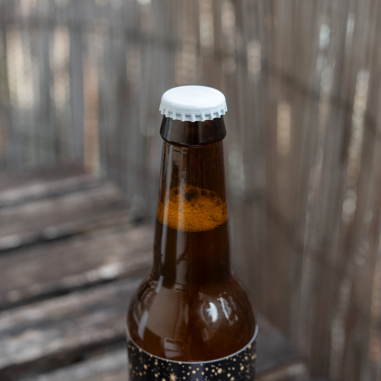 Bière Amour, Santé & Bonheur avec étiquette colorée et design élégant.