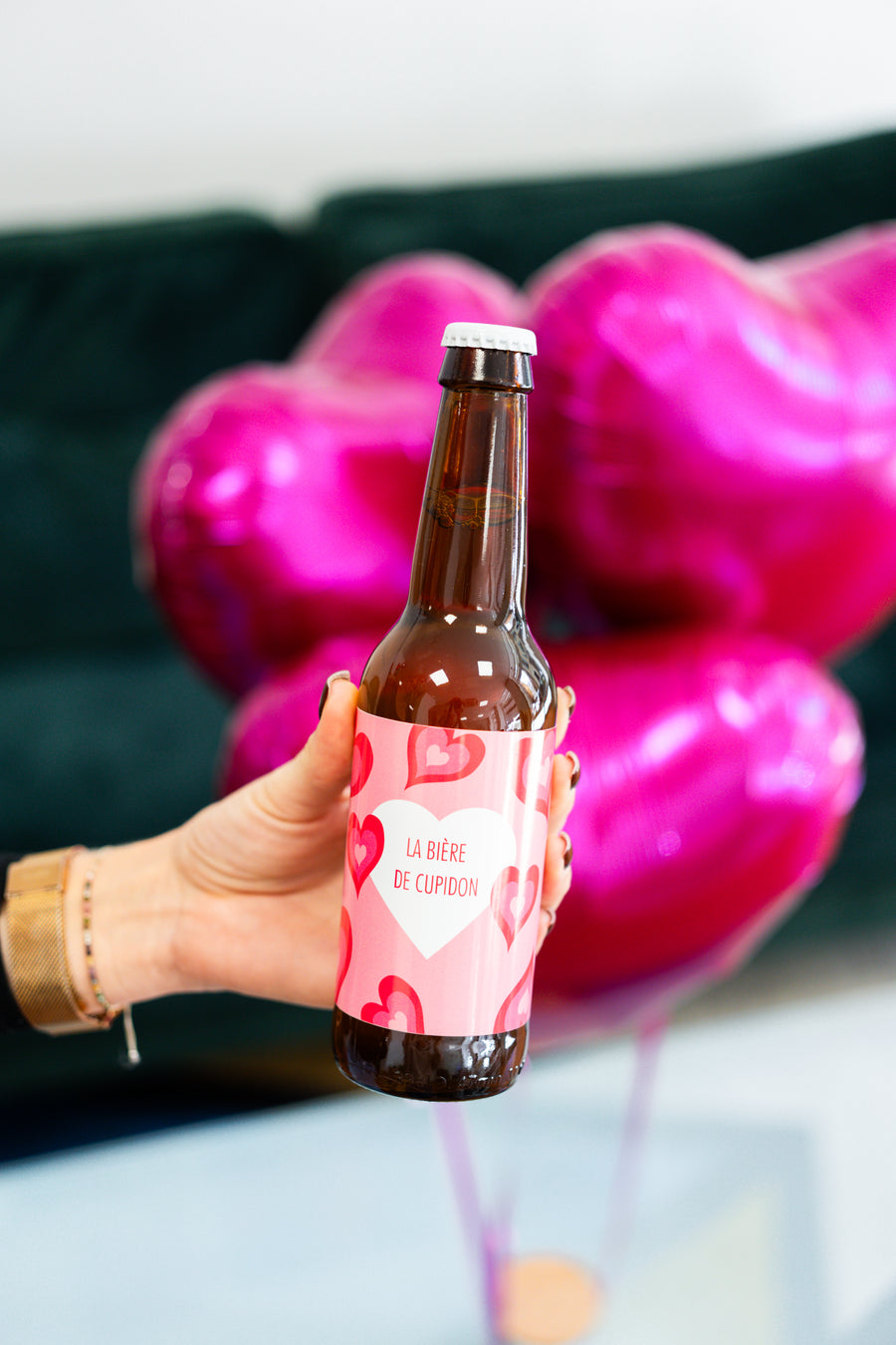 Bière Cupidon avec étiquette rose et motif cœur