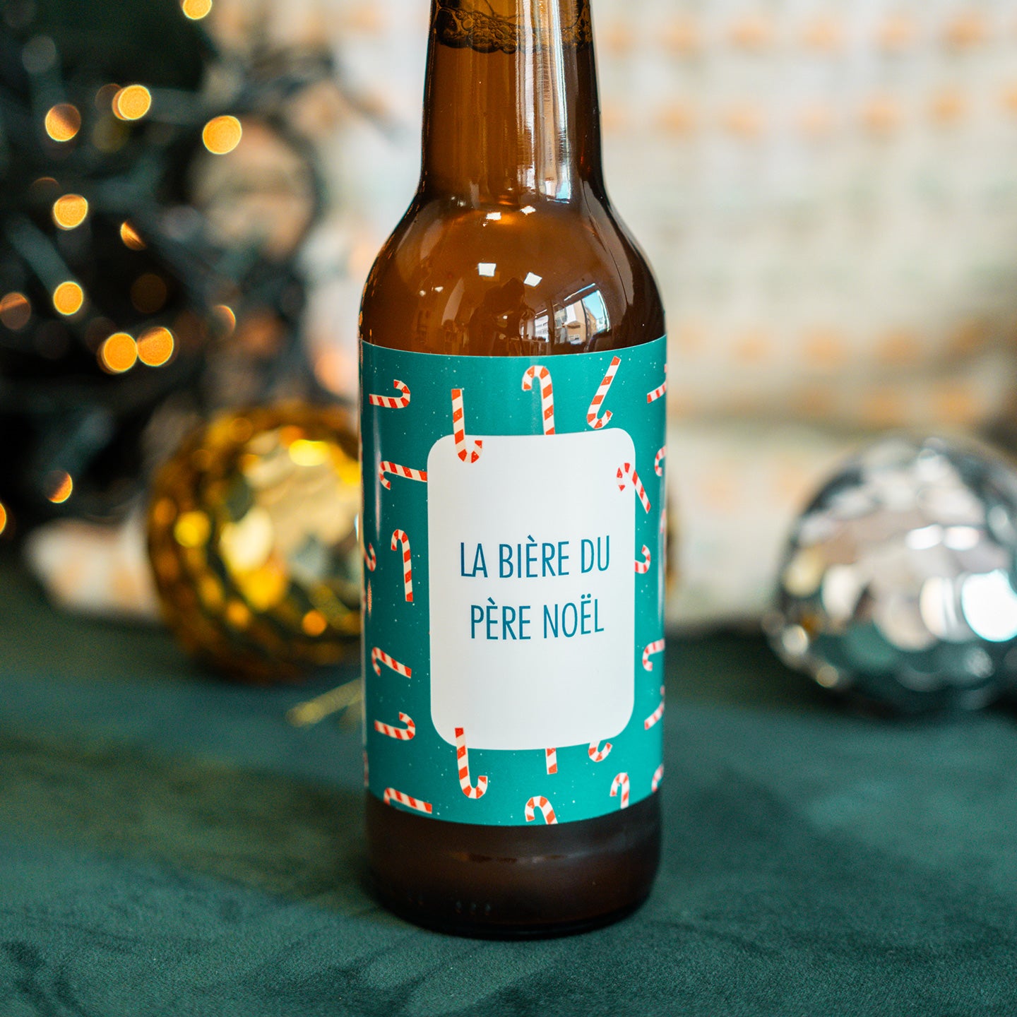 Bière Père Noël avec étiquette festive et décorations hivernales.