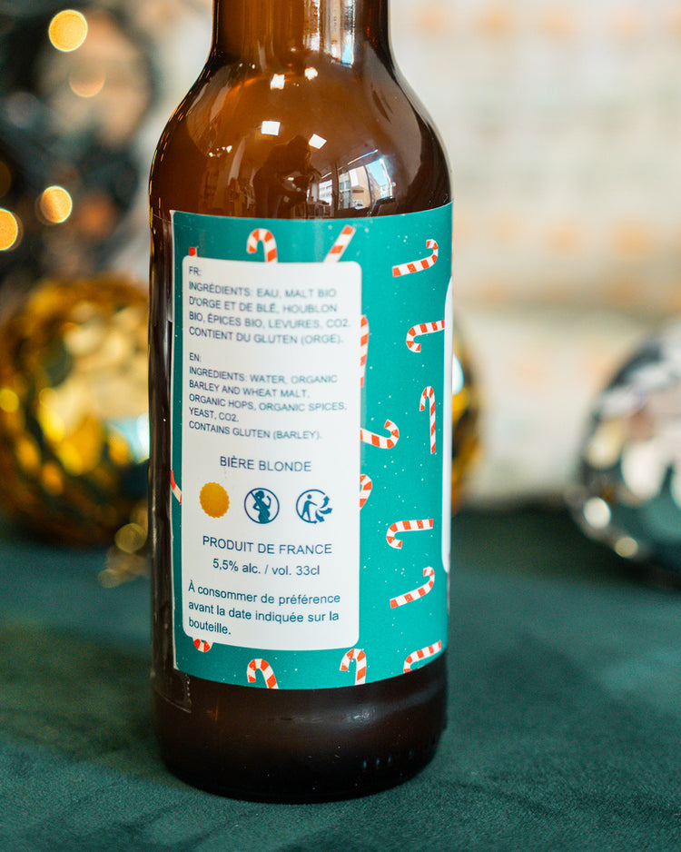 Bière Père Noël avec étiquette festive et décor hivernal