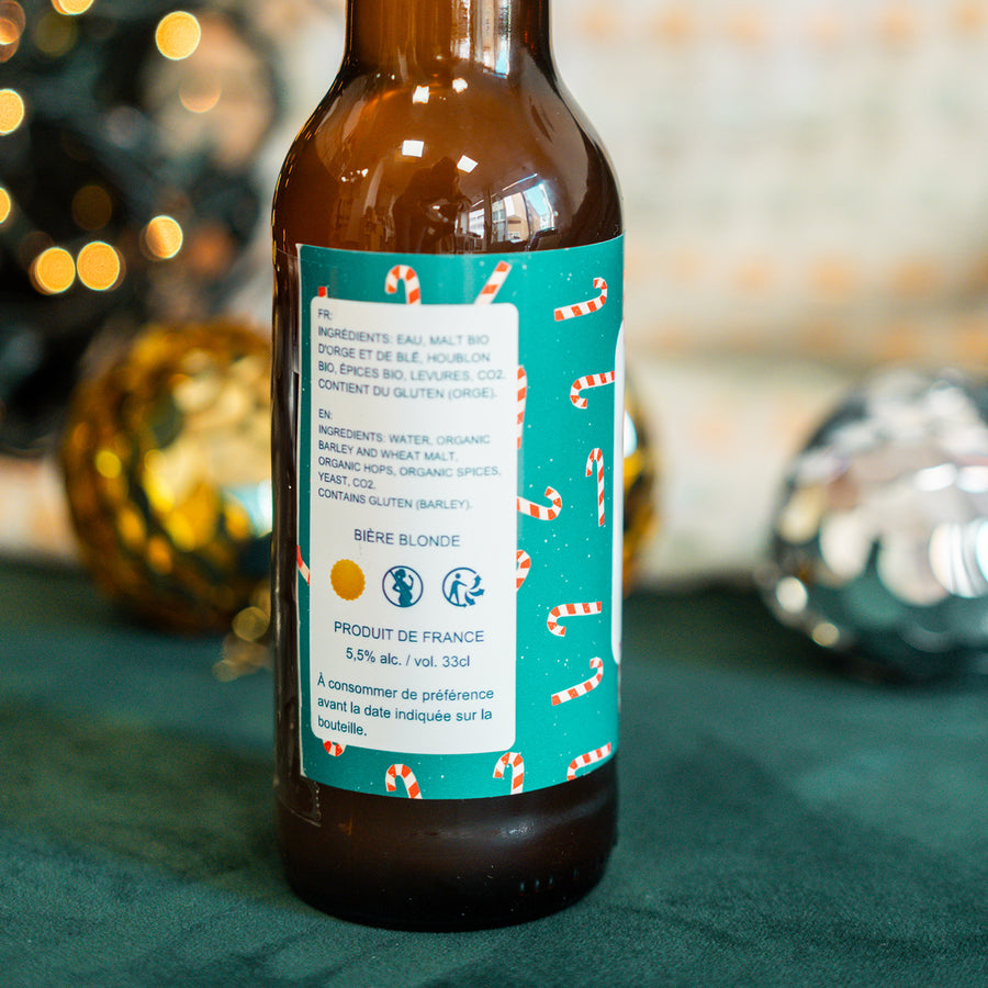 Bière Père Noël avec étiquette festive et décor hivernal