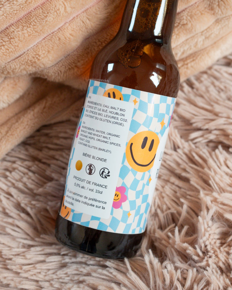 Bière Réconfort avec étiquette colorée et design pétillant