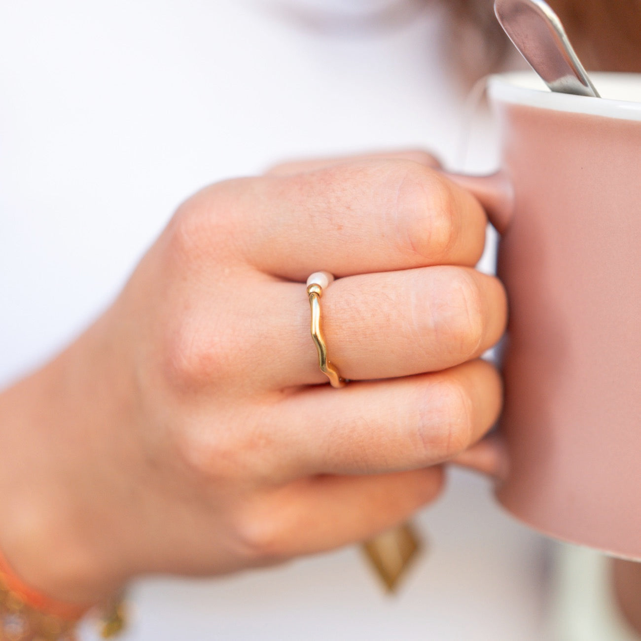 Bague ajustable en or avec perles d'eau douce blanches.