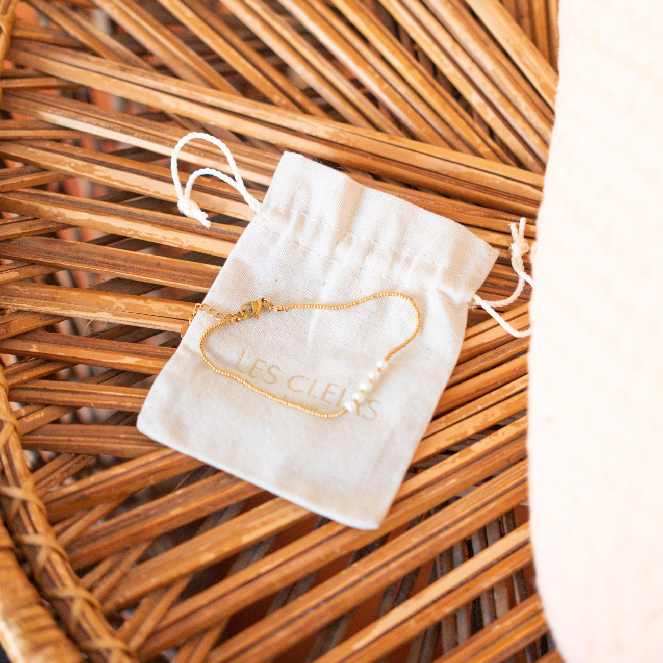 Bracelet délicat avec perles blanches sur chaîne dorée