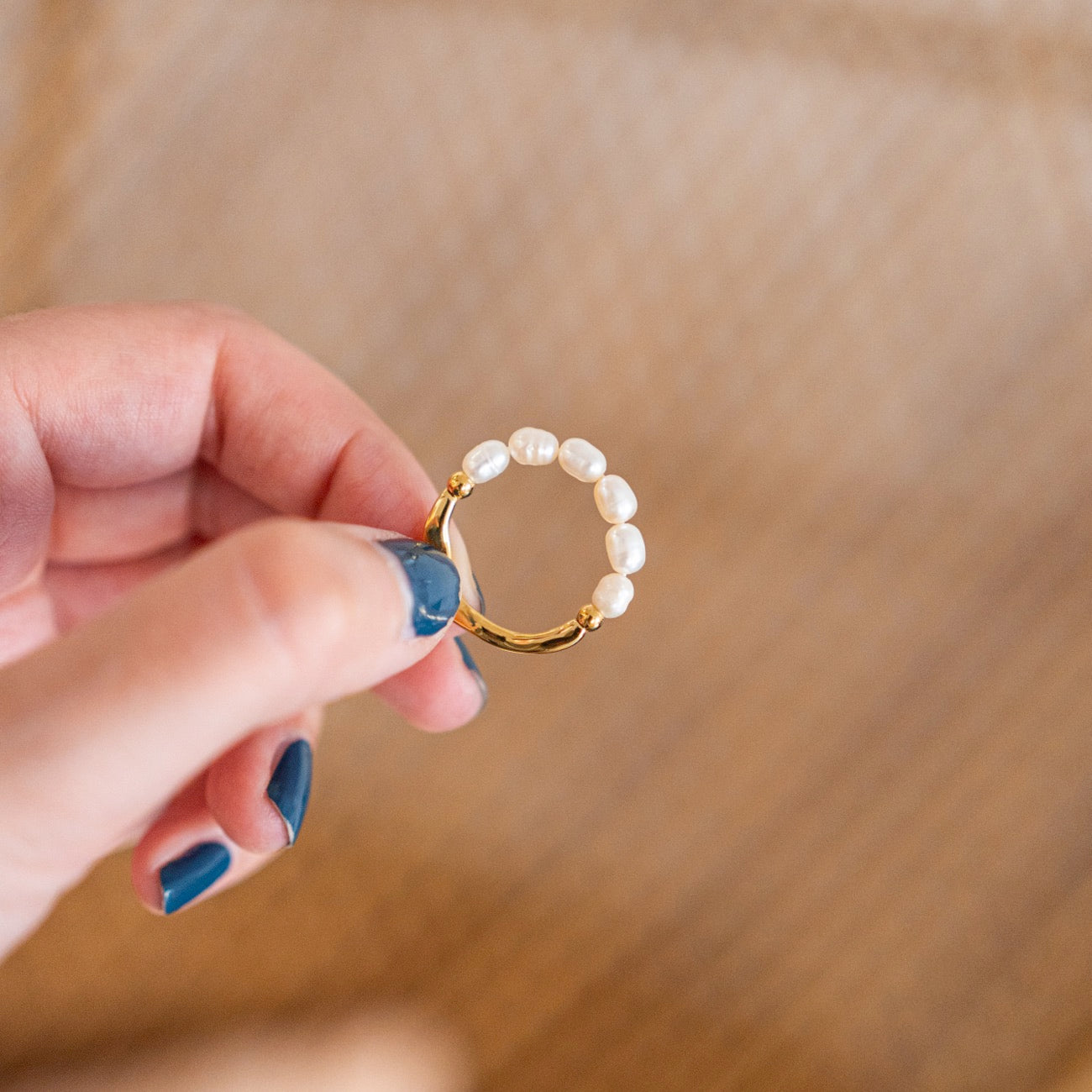 Bague ajustable avec perles d'eau douce et anneau doré