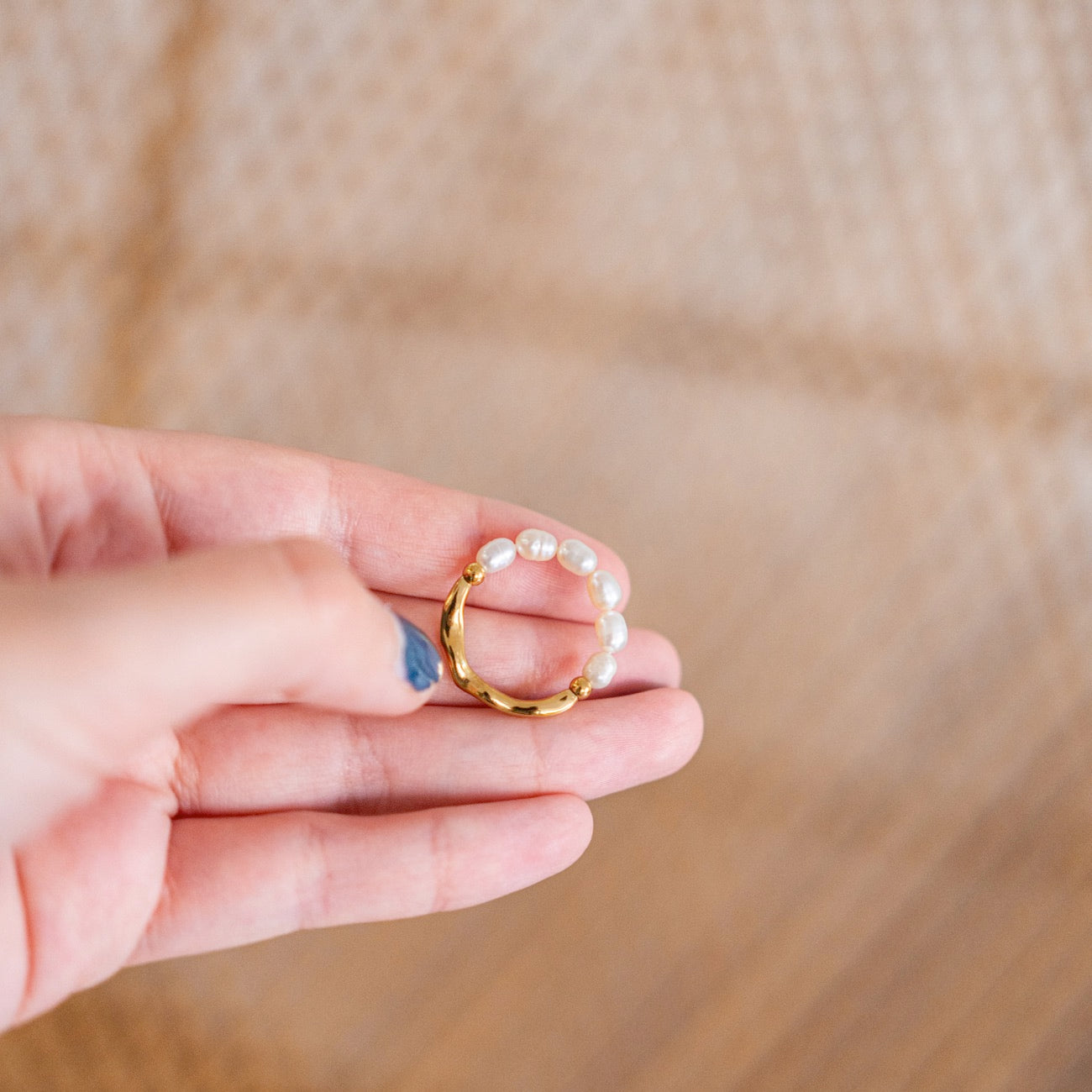 Bague ajustable avec perles d'eau douce et anneau doré
