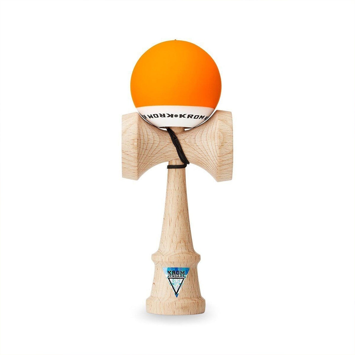 Kendama en bois avec boule en équilibre sur le pic central