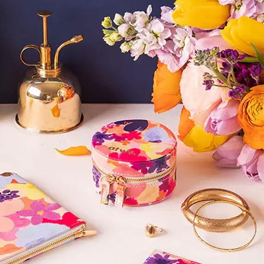 Boîte à bijoux décorée de fleurs, vue de face.