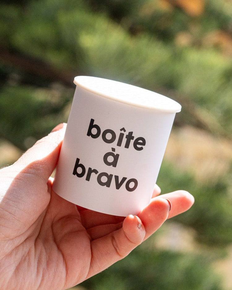 Boîte à bravo avec motif coloré et design ludique