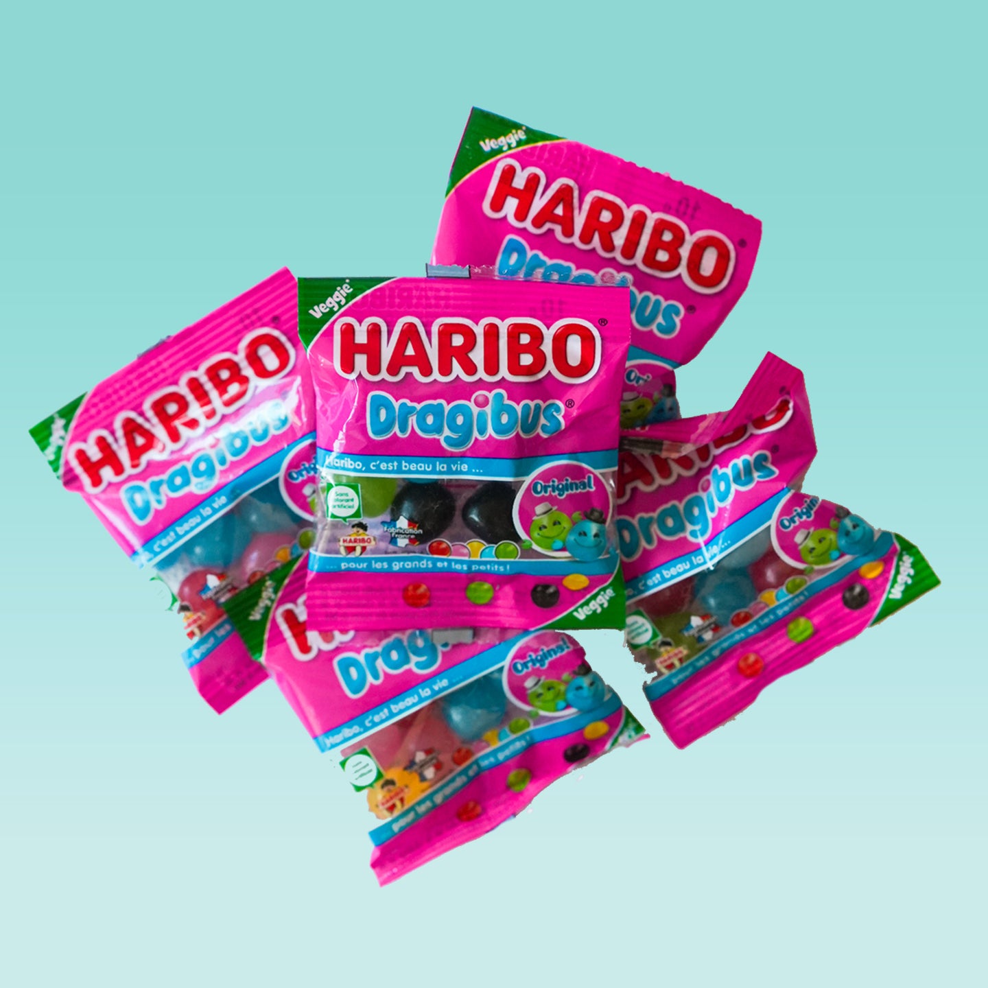 Cinq sachets de Dragibus avec un design coloré et joyeux.